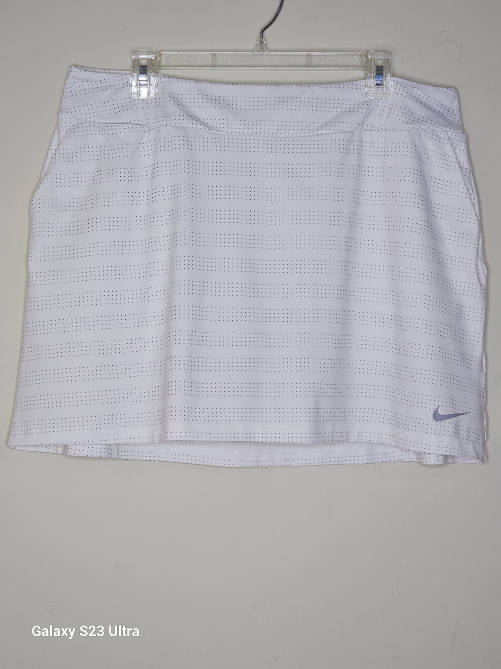 Nike Dri Fit Golf Skort In White With A Light Gray Pin Dot Pattern